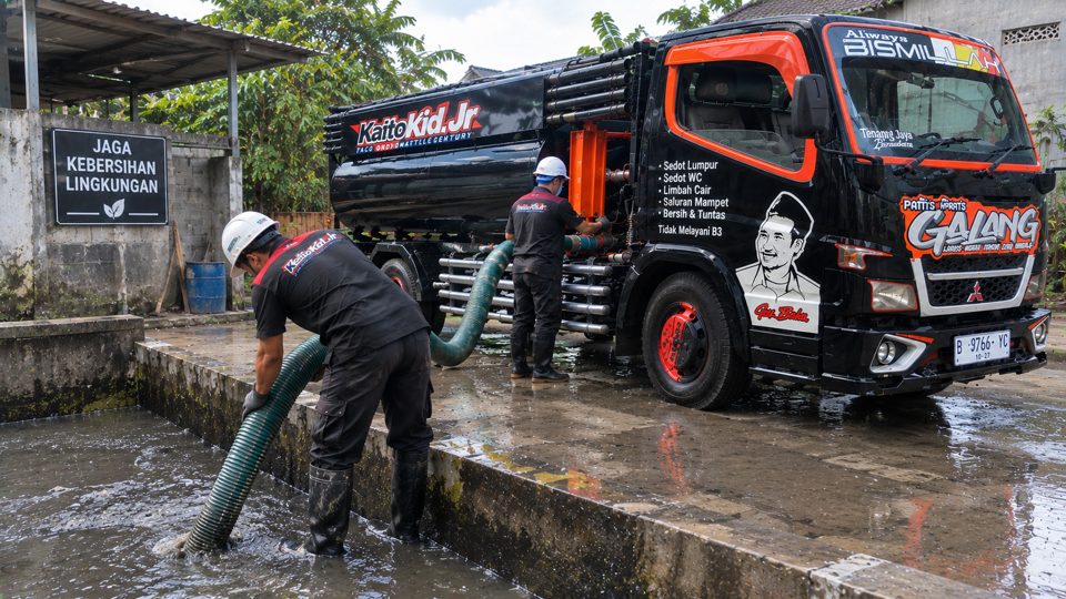 Sedot lumpur dan air kotor